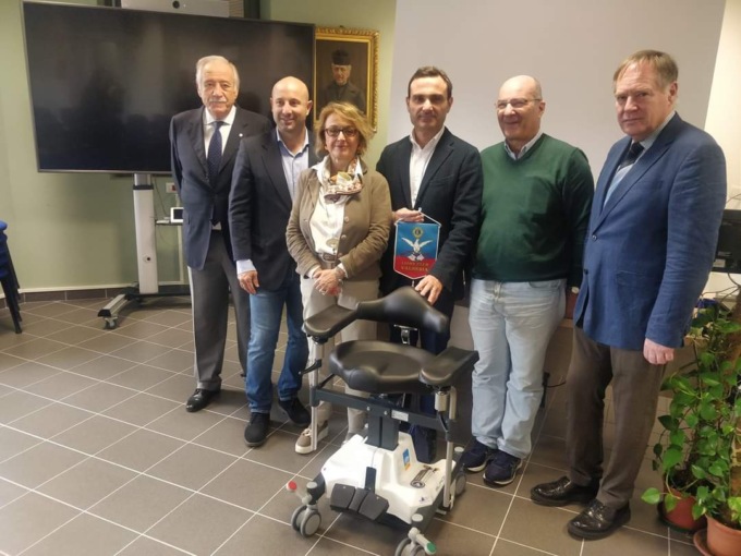 Una nuova sedia per le operazioni di oculistica all’ospedale di Borgosesia