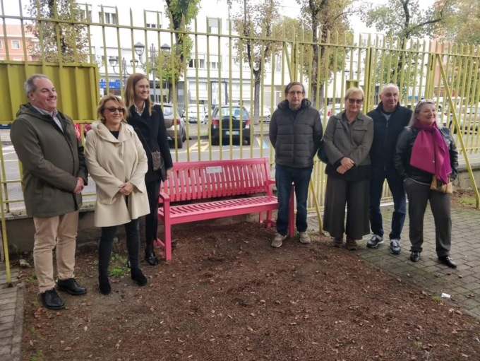 Una panchina rosa Lilt davanti al CUP di Vercelli