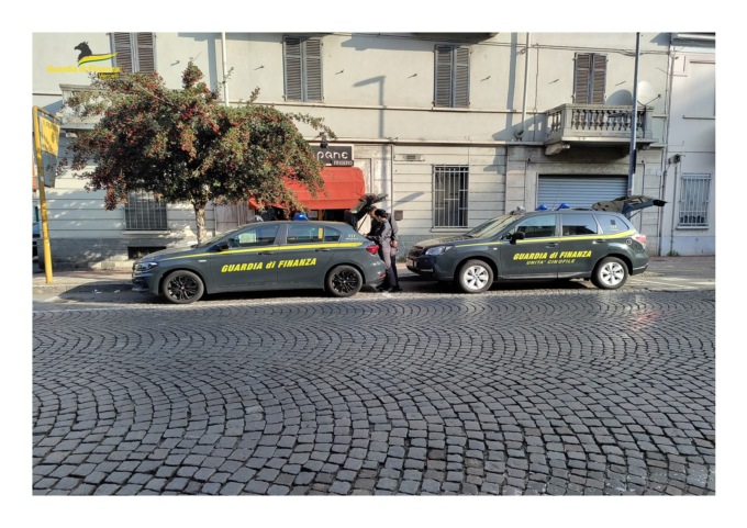 Controlli antidroga con unità cinofile della Guardia di Finanza di Vercelli