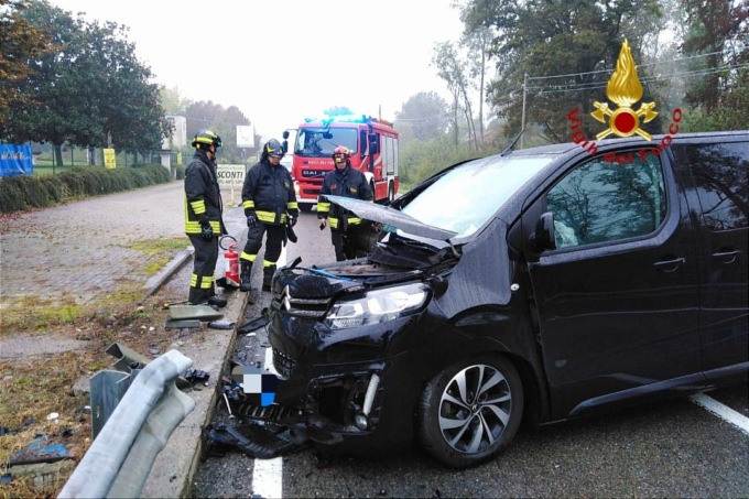 Furgone s’infilza nel guard rail e viene sventrato