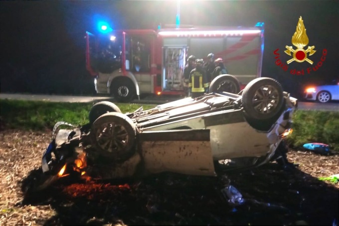 Incidente stradale vicino a Santhià: auto ribaltata nei campi