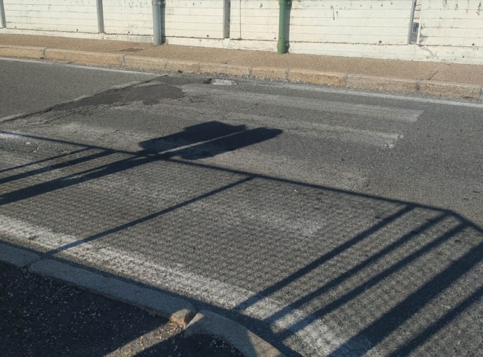 Rifate queste strisce! Il cavalcavia è pericoloso