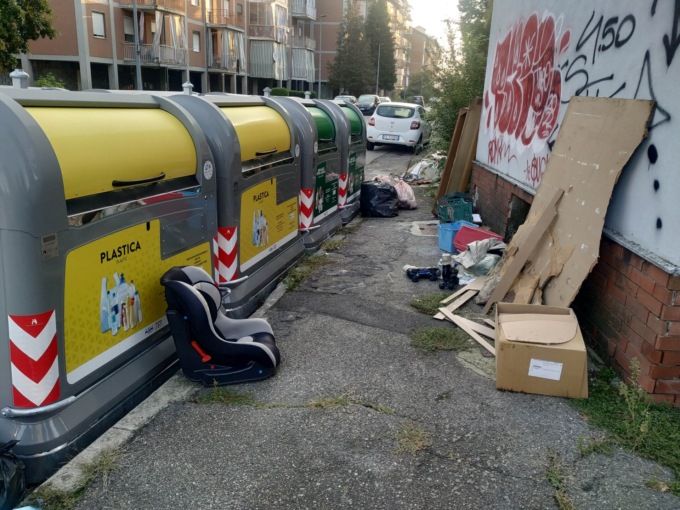 Cassonetti nuovi, stupidità vecchia