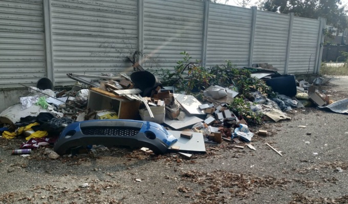 Via Trento: quel parcheggio è un’indecenza