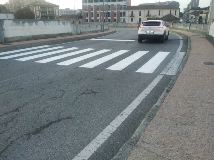 Rifatte le strisce pedonali sul cavalcavia Tournon