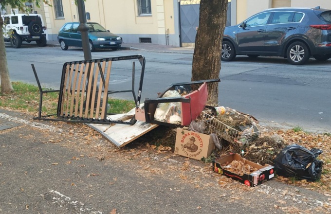 Corso Salamano: rete ortopedica (e immondizia) di fronte alle case popolari