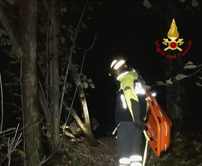 Recuperato col toboga un anziano caduto nei boschi di Cellio
