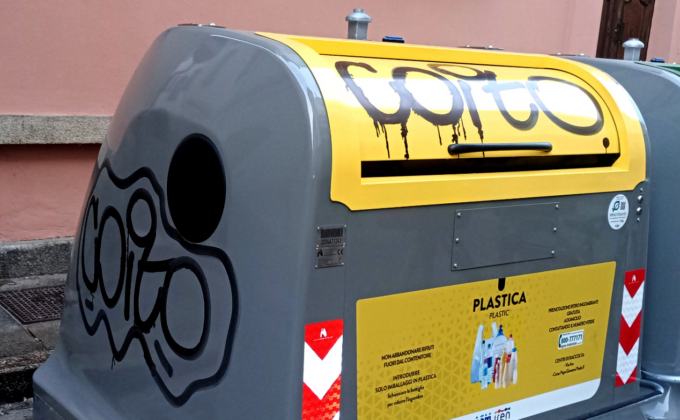 Imbecille con lo spray imbratta i nuovi cassonetti: la condanna della città intera