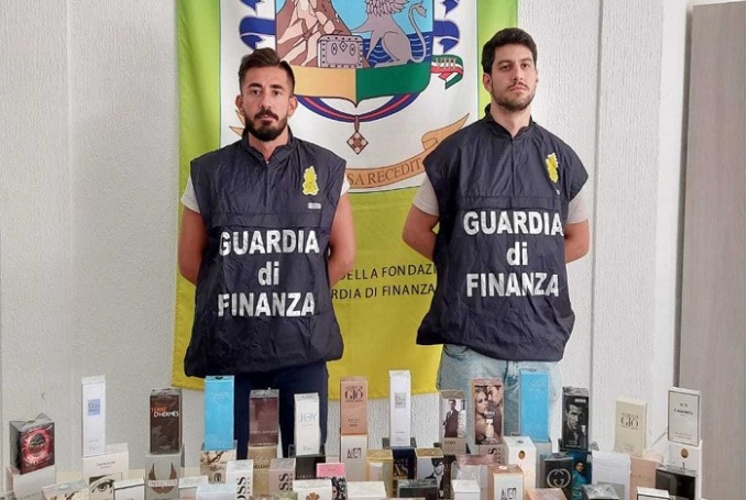 Decine di flaconi di profumi contraffatti sequestrati nel Vercellese