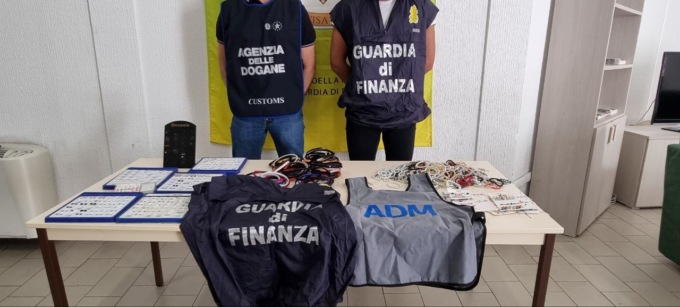 Guardia di Finanza e Dogane sequestrano 800 pezzi di bigiotteria