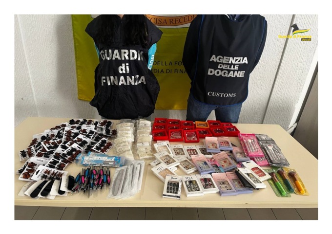 Dogane e Finanza sequestrano 700 articoli al mercato