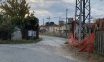 Chiuso d'urgenza il varco sui binari della ferrovia Torino-Milano a Santhià