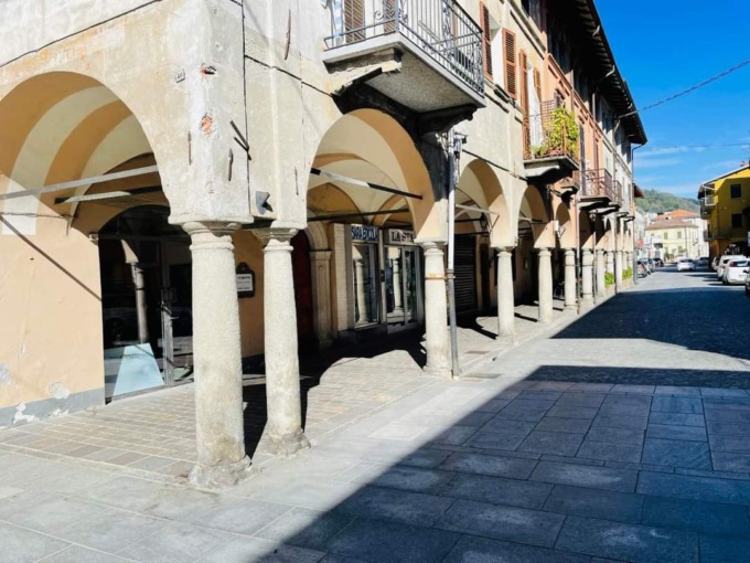 “Vetrine in Luce”: negozi chiusi diventano spazi espositivi a Gattinara