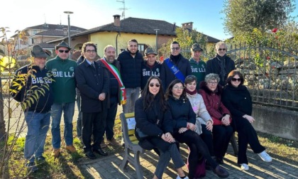 Inaugurata a Tronzano una panchina rossa contro la violenza sulle donne - FOTOGALLERY