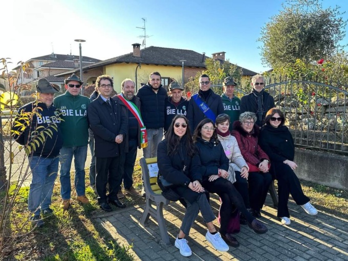 Inaugurata a Tronzano una panchina rossa contro la violenza sulle donne – FOTOGALLERY