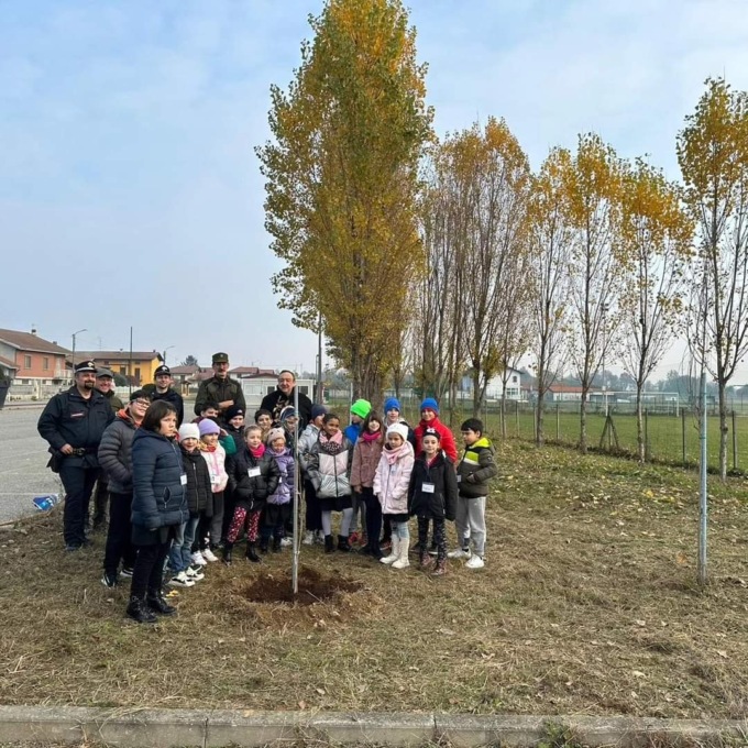 Piantata una quercia dai bambini delle scuole di Carisio
