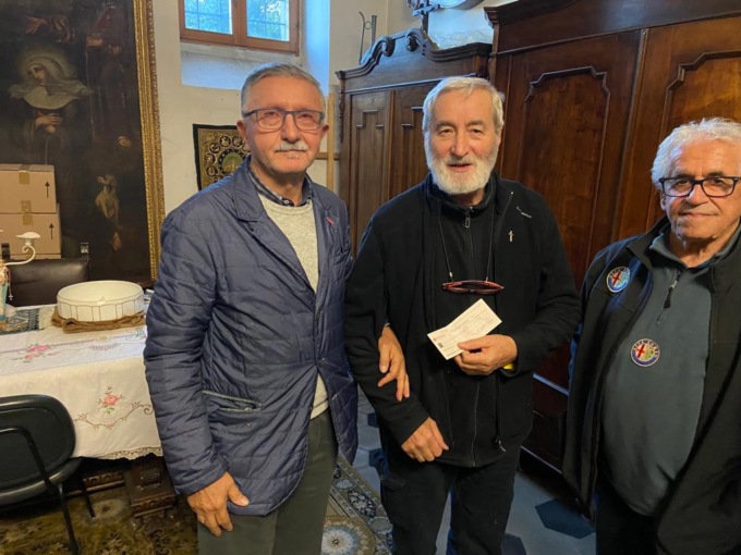 I Veterani Pro Vercelli donano 250 euro a padre Colombo