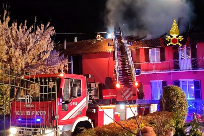 Tetto in fiamme nel Torinese: intervengono i vigili del fuoco di Livorno Ferraris