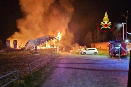 Rogo alla Cascina Villa Caccia di Lenta: intossicata una persona