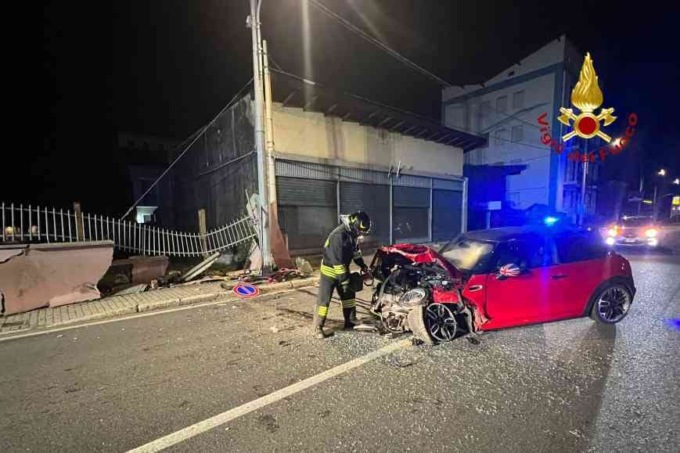 Auto contro un muro: conducente in ospedale