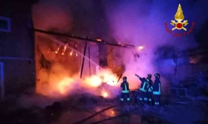 A fuoco una cascina nella notte