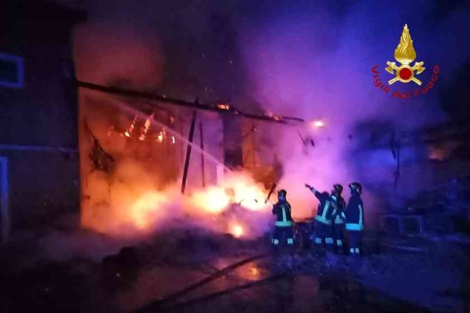 A fuoco una cascina nella notte
