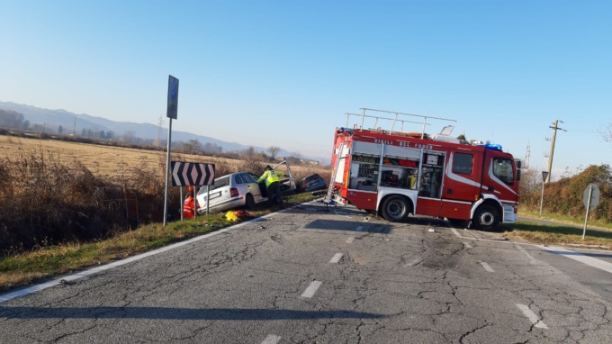 Due auto finiscono nel fosso sulla strada Trino-Palazzolo