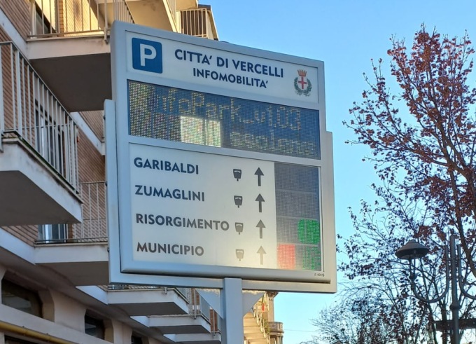 Ancora fuori uso il tabellone di largo Brigata Cagliari