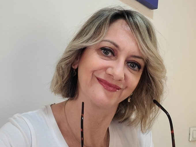 Chiude il suo negozio in centro a Santhià: Miriam saluta i suoi clienti
