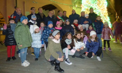 Accese le luci di Natale: bimbi felici e tanti vercellesi in piazza