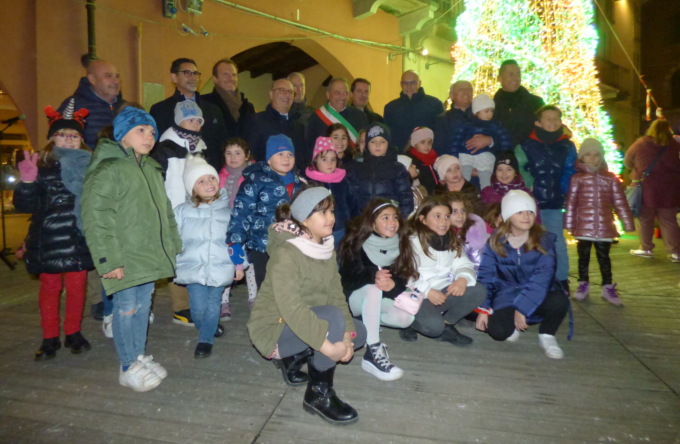 Accese le luci di Natale: bimbi felici e tanti vercellesi in piazza