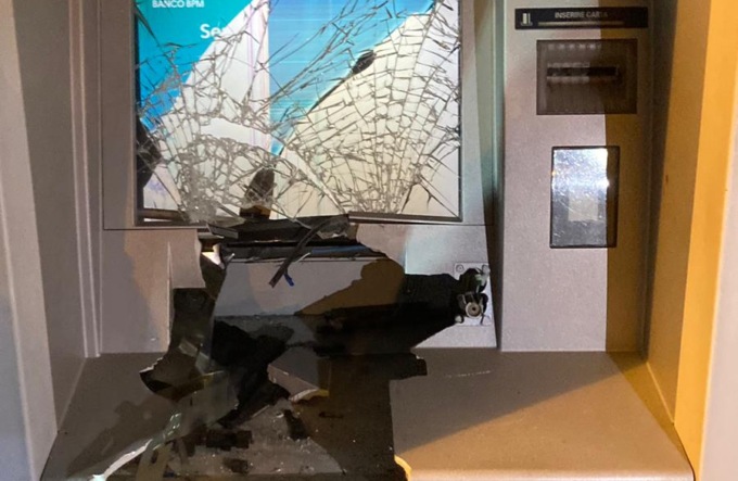 Attacco al Bancomat fallito ma danni ingenti