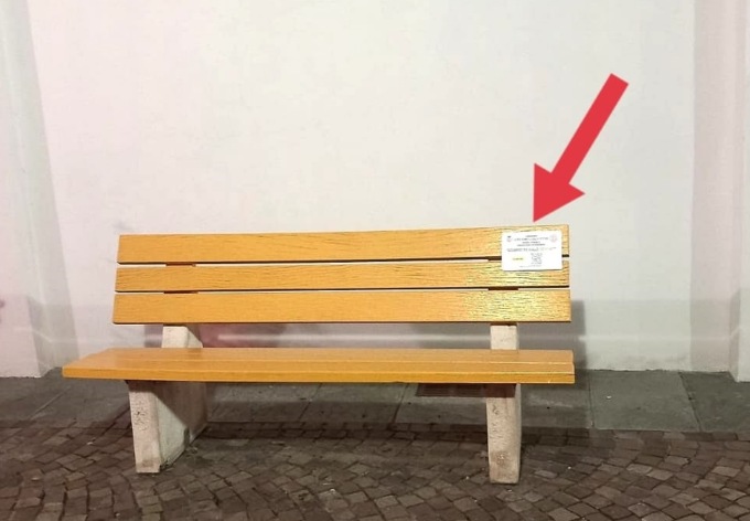 Panchina gialla di Borgo d’Ale deturpata dai vandali: il Comune ripristina la targhetta