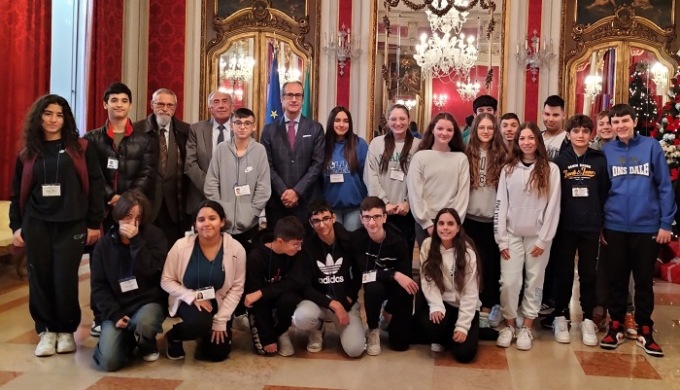 La scuola “Verga” in prefettura per il 34° anniversario convenzione ONU sui diritti dell’infanzia