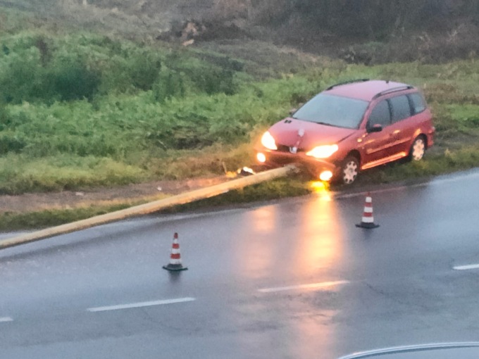 Incidente in area industriale: auto abbatte un palo