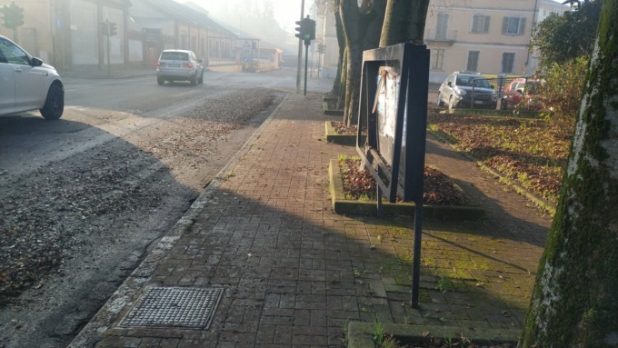 Subito ripulito dalle foglie il marciapiede di via Restano