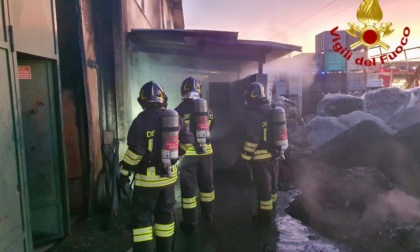 Vigili del Fuoco da Santhià e Vercelli per l'incendio di plastiche a Cavaglia