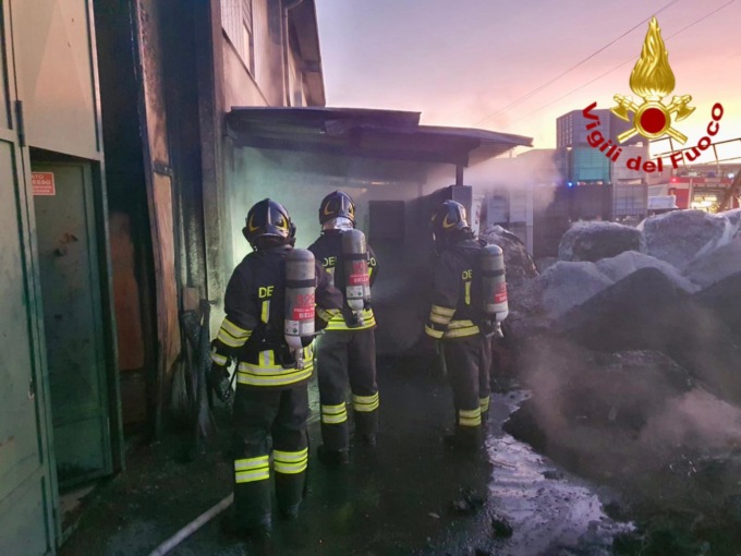 Vigili del Fuoco da Santhià e Vercelli per l’incendio di plastiche a Cavaglia