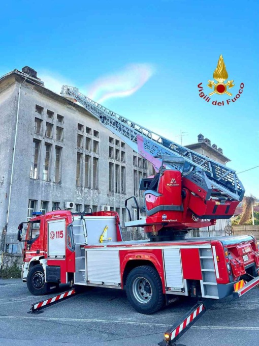 Tetti pericolanti per le forti raffiche di vento a Serravalle Sesia