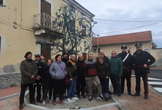 Arriva dal cielo il simbolo di Greggio: l’albero “Pan dal Cucu”