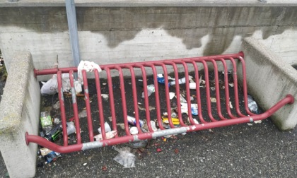 Posteggio retro stazione in condizioni indecenti