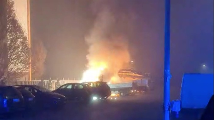 A fuoco tre furgoni nella notte – IL VIDEO