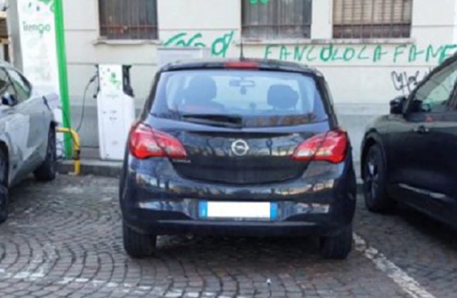 Mobilità elettrica a Vercelli: i posti di ricarica spesso occupati abusivamente