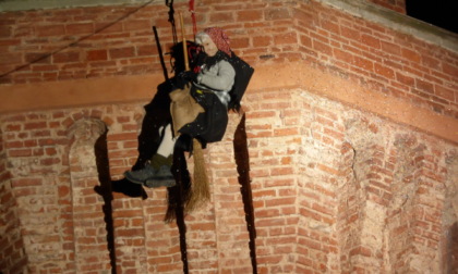 Befana a Vercelli: una marea di bimbi per la discesa della vecchina dalla torre dell'Angelo