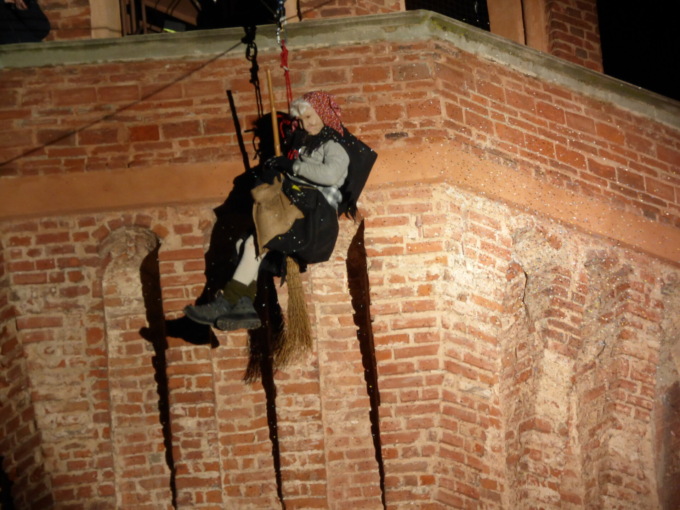 Befana a Vercelli: una marea di bimbi per la discesa della vecchina dalla torre dell’Angelo
