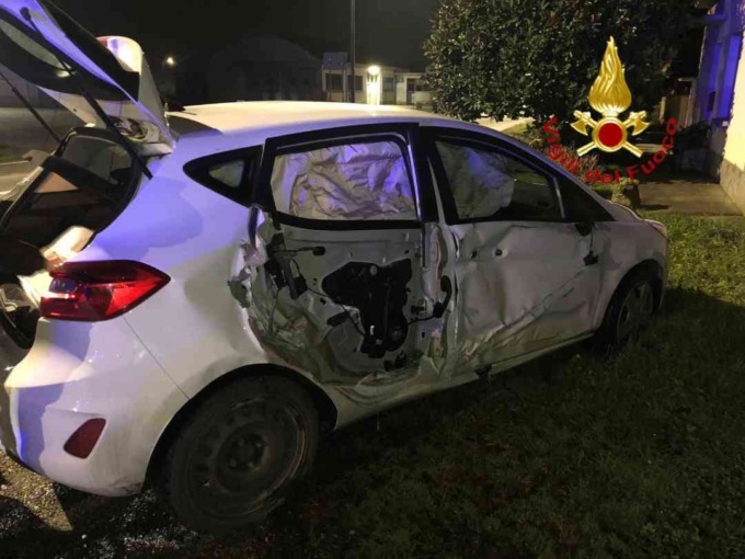 Incidente stradale con due feriti nella notte