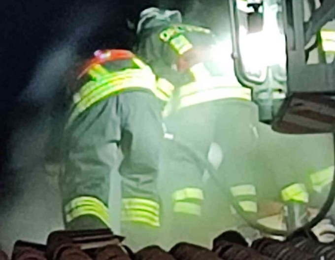 Incendio nella notte in città per una canna fumaria
