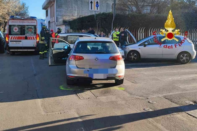Scontro frontale in corso Magenta: due persone coinvolte