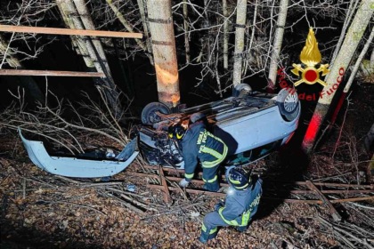 Auto fuori strada, volo di 5 metri, un ferito in ospedale