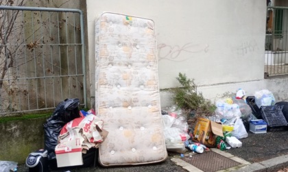 Reporter errante: discarica in via Caciagli e nella case Atc di piazza Galilei